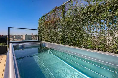 Der Swimmingpool an oder in der Nähe von Apartment am KuDamm mit Dachterrasse, Pool und Sauna