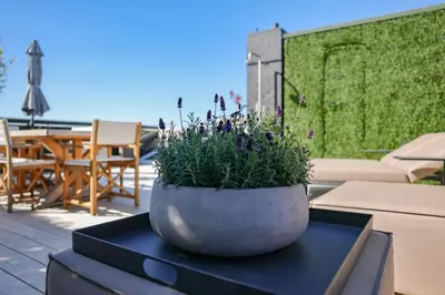 Ein Balkon oder eine Terrasse in der Unterkunft Apartment am KuDamm mit Dachterrasse, Pool und Sauna