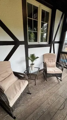 Ein Sitzbereich in der Unterkunft Cottage - Kleine alte Villa am See