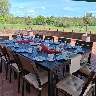 Ein Restaurant oder anderes Speiselokal in der Unterkunft Galerie-Studio im Grünen mit Frühstück im Hotel Reindahls