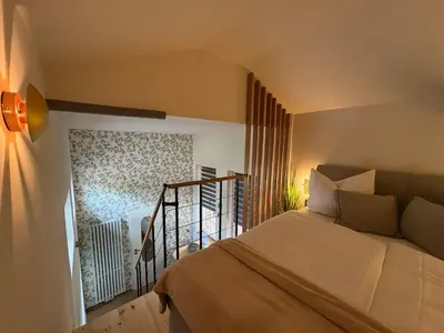 Ein Bett oder Betten in einem Zimmer der Unterkunft Galerie-Studio im Grünen mit Frühstück im Hotel Reindahls
