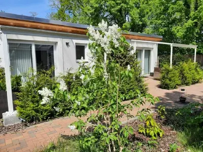 Ein Garten an der Unterkunft Ferienwohnungen am Krossinsee