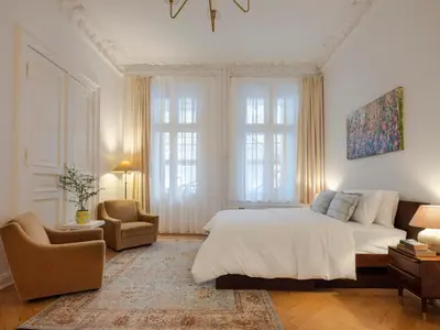 Ein Bett oder Betten in einem Zimmer der Unterkunft KuDAMM Charming Old Home,4-9 ppl,Family Friendly,Wifi,Savignyplatz