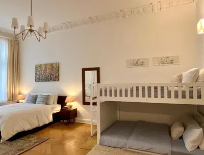 Ein Bett oder Betten in einem Zimmer der Unterkunft KuDAMM Charming Old Home,4-9 ppl,Family Friendly,Wifi,Savignyplatz