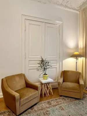 Ein Sitzbereich in der Unterkunft KuDAMM Charming Old Home,4-9 ppl,Family Friendly,Wifi,Savignyplatz