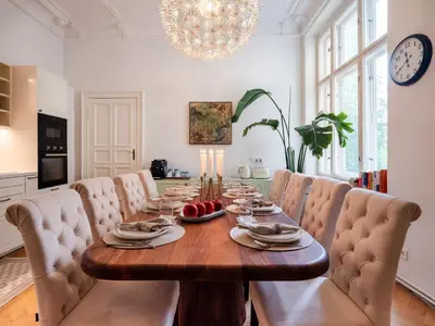 Ein Sitzbereich in der Unterkunft KuDAMM Charming Old Home,4-9 ppl,Family Friendly,Wifi,Savignyplatz