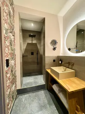 Ein Badezimmer in der Unterkunft Deluxe Apartment mit Balkon und Frühstück im Hotel Reindahls