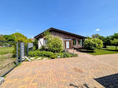 Ein Garten an der Unterkunft Ferienhäuser Uckermark Ponderosa