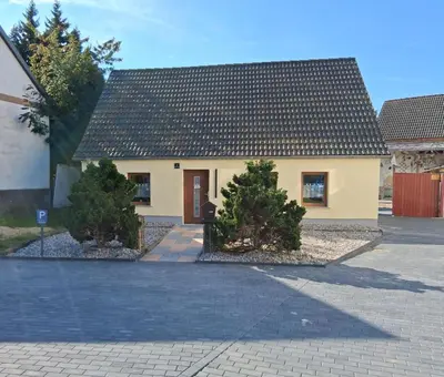Das Gebäude in dem sich das Ferienhaus befindet