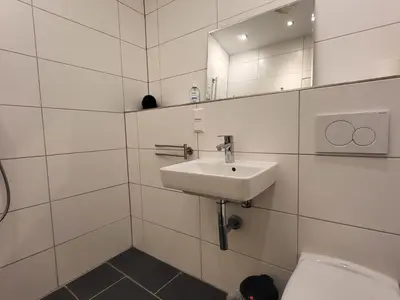 Ein Badezimmer in der Unterkunft Apartment Terrassenwohnung am See by Interhome