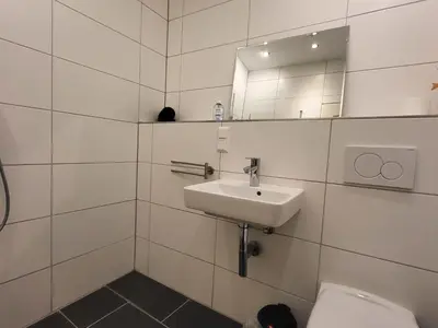Ein Badezimmer in der Unterkunft Apartment Terrassenwohnung am See by Interhome