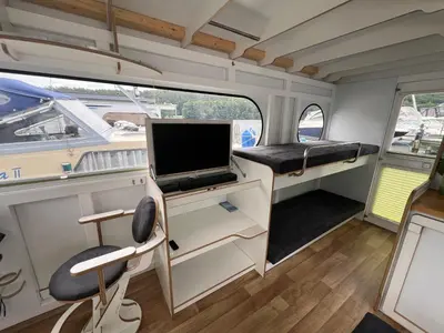 Ein Sitzbereich in der Unterkunft Hausboot Rollyboot Evolution