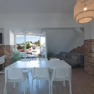 Urbanes Dachrefugium mit Balkon