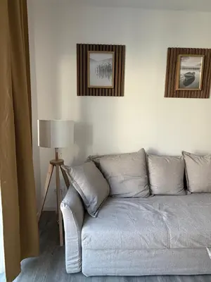 Ein Sitzbereich in der Unterkunft Ferienwohnung Sonnenufer Residenz am See in Neuruppin