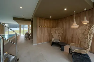 Ein Sitzbereich in der Unterkunft Marina Apartment am See mit Pool und Sauna