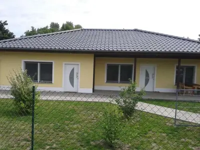 Das Gebäude in dem sich das Ferienhaus befindet
