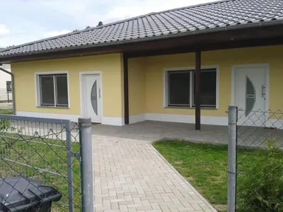 Das Gebäude in dem sich das Ferienhaus befindet