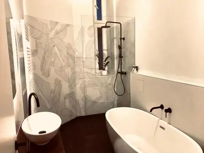 Ein Badezimmer in der Unterkunft Designer open plan apartment Friedrichshain