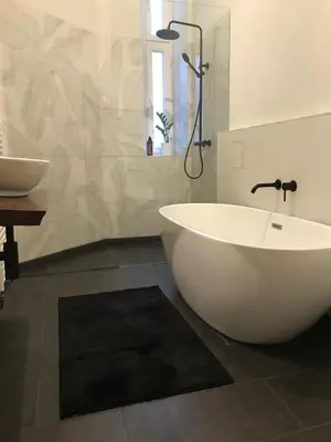 Ein Badezimmer in der Unterkunft Designer open plan apartment Friedrichshain