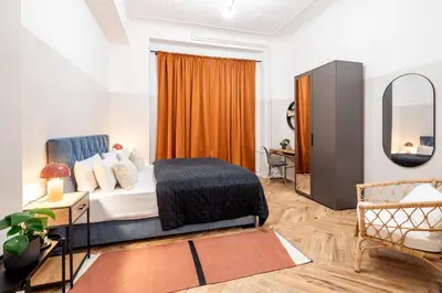Ein Bett oder Betten in einem Zimmer der Unterkunft oomph Berlin Breathe the Earthy Calm of a 150sqm Home