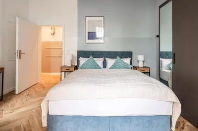 Ein Bett oder Betten in einem Zimmer der Unterkunft oomph Berlin Breathe the Earthy Calm of a 150sqm Home