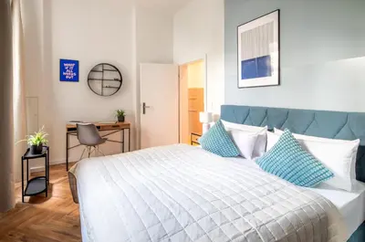 Ein Bett oder Betten in einem Zimmer der Unterkunft oomph Berlin Breathe the Earthy Calm of a 150sqm Home
