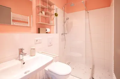 Ein Badezimmer in der Unterkunft oomph Berlin Breathe the Earthy Calm of a 150sqm Home