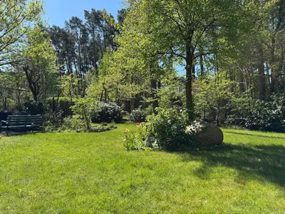 Ein Garten an der Unterkunft Liebenswertes Sommerhaus in Seenähe