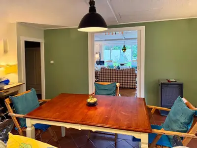 Ein Sitzbereich in der Unterkunft Liebenswertes Sommerhaus in Seenähe