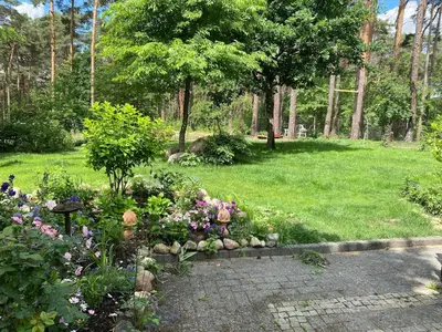 Ein Garten an der Unterkunft Liebenswertes Sommerhaus in Seenähe