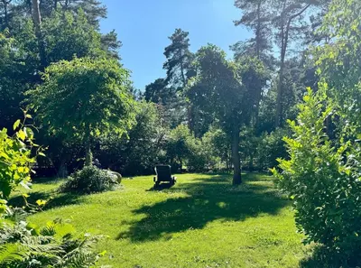 Ein Garten an der Unterkunft Liebenswertes Sommerhaus in Seenähe