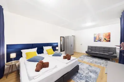 Ein Bett oder Betten in einem Zimmer der Unterkunft BIG New 7Rooms City Center APARTMENTS and Suites