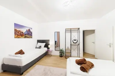 Ein Bett oder Betten in einem Zimmer der Unterkunft BIG New 7Rooms City Center APARTMENTS and Suites