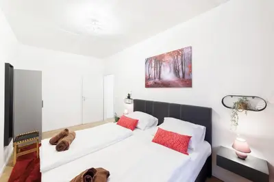 Ein Bett oder Betten in einem Zimmer der Unterkunft BIG New 7Rooms City Center APARTMENTS and Suites