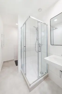 Ein Badezimmer in der Unterkunft BIG New 7Rooms City Center APARTMENTS and Suites