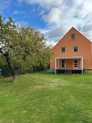 Ein Garten an der Unterkunft Haus am Stadtrand von Berlin