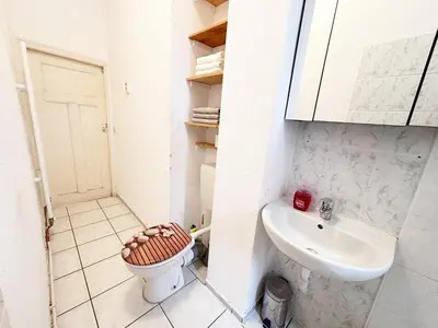 Ein Badezimmer in der Unterkunft 1Room Flat with Kitchen Near Neukölln & Kreuzberg