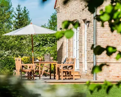 Ein Garten an der Unterkunft Historic Country House In Secluded Nature