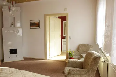Ein Sitzbereich in der Unterkunft Ferienwohnung Wunderlich