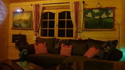 Ein Sitzbereich in der Unterkunft Holzhaus Waldwichtel am Wald und See