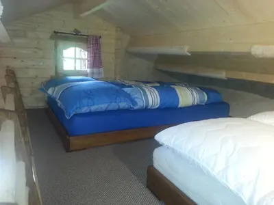 Ein Bett oder Betten in einem Zimmer der Unterkunft Holzhaus Waldwichtel am Wald und See