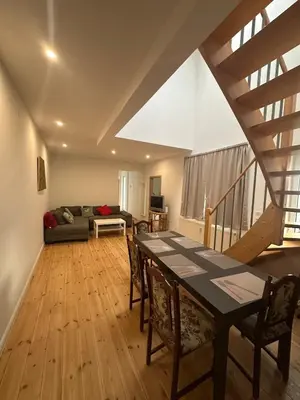 Ein Sitzbereich in der Unterkunft Nice apartment in Berlin7
