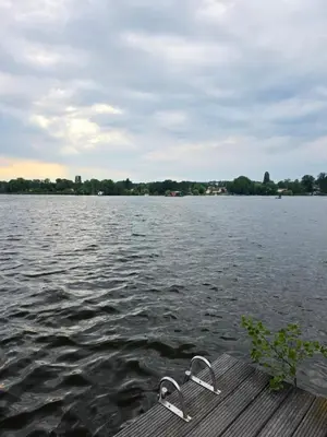 Naturlandschaft in der Nähe des Bootes