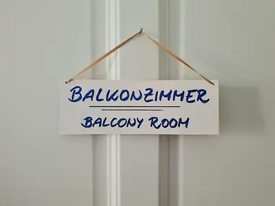 Ein Zertifikat, Auszeichnung, Logo oder anderes Dokument, das in der Unterkunft 1A-LAGE, 2 Gästezimmer mit Privatbad & Balkon -- SUPER CENTRAL, 2 guestrooms with private bathroom & balcony in shared loft appartement ausgestellt ist