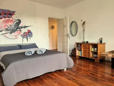 Ein Bett oder Betten in einem Zimmer der Unterkunft 1A-LAGE, 2 Gästezimmer mit Privatbad & Balkon -- SUPER CENTRAL, 2 guestrooms with private bathroom & balcony in shared loft appartement