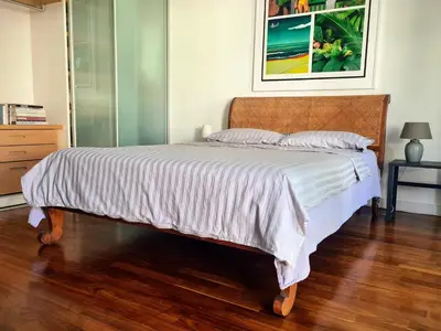 Ein Bett oder Betten in einem Zimmer der Unterkunft 1A-LAGE, 2 Gästezimmer mit Privatbad & Balkon -- SUPER CENTRAL, 2 guestrooms with private bathroom & balcony in shared loft appartement