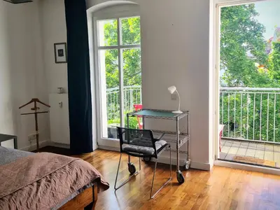 Ein Bett oder Betten in einem Zimmer der Unterkunft 1A-LAGE, 2 Gästezimmer mit Privatbad & Balkon -- SUPER CENTRAL, 2 guestrooms with private bathroom & balcony in shared loft appartement