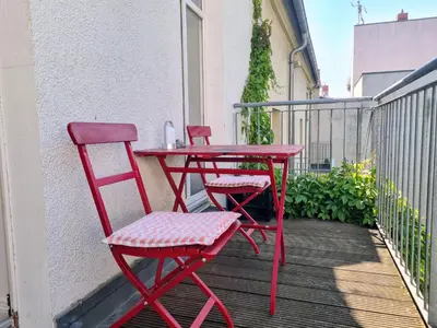Ein Balkon oder eine Terrasse in der Unterkunft 1A-LAGE, 2 Gästezimmer mit Privatbad & Balkon -- SUPER CENTRAL, 2 guestrooms with private bathroom & balcony in shared loft appartement