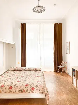 Ein Bett oder Betten in einem Zimmer der Unterkunft Sunny Renovated Ground-Floor Apartment in Neukölln