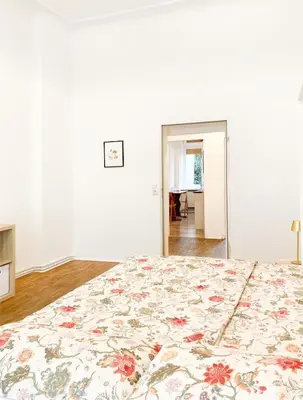 Ein Bett oder Betten in einem Zimmer der Unterkunft Sunny Renovated Ground-Floor Apartment in Neukölln